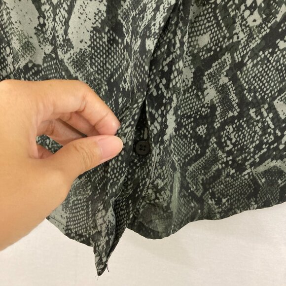 INC International Concepts size XL Black Gray Reptile Print Soft Flowy Button Up - Picture 3 of 9